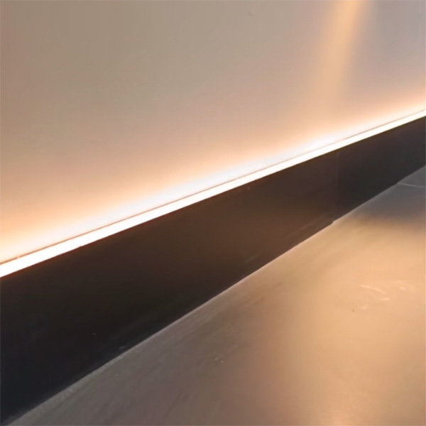 Oberflächenmontage nach oben beleuchtete LED-Schwarz-Sockelleiste für 10-mm-Streifen Oberflächenmontage nach oben beleuchtete LED-Schwarz-Sockelleiste für 10-mm-Streifen