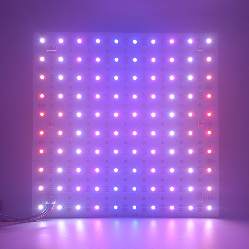 Flexibilní LED list měnící barvu