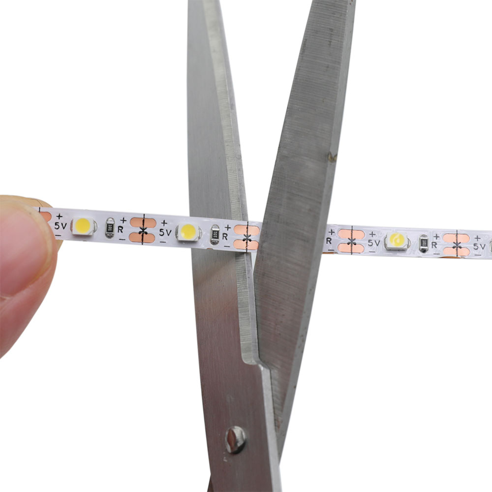 Einfarbige flexible LED-Lichtleiste der Serie 3528 – Niederspannungs-DC5V-Beleuchtung mit 300 LEDs Einfarbige flexible LED-Lichtleiste der Serie 3528 – Niederspannungs-DC5V-Beleuchtung mit 300 LEDs
