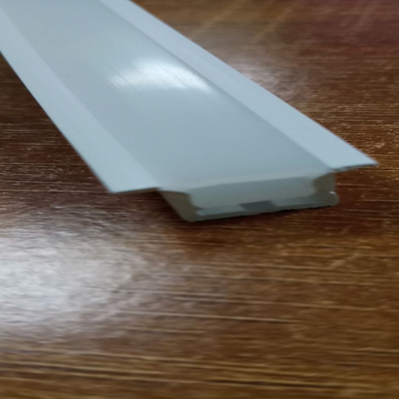 Silikondiffusor mit weißem Rand ohne Unterseite für 5 mm schmale LED-Streifen – 10 x 10 mm, 120° von oben emittierend Silikondiffusor mit weißem Rand ohne Unterseite für 5 mm schmale LED-Streifen – 10 x 10 mm, 120° von oben emittierend