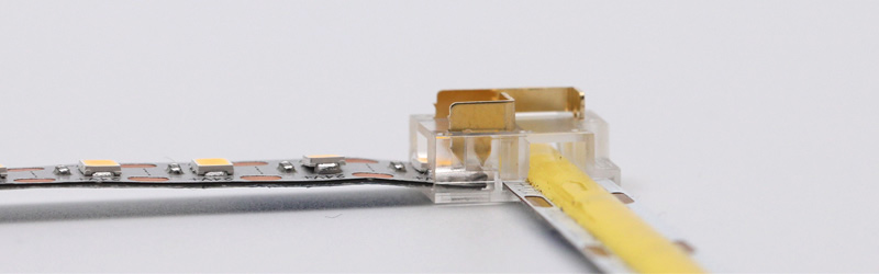 Detail konektoru LED pásku 12 v 1