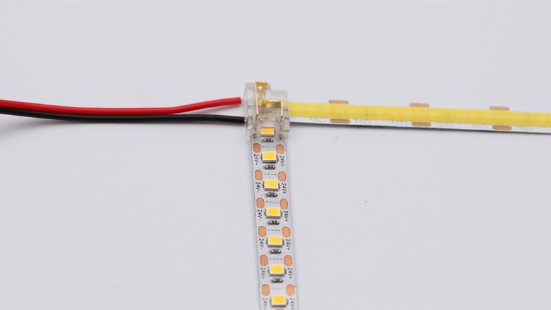 Použití 12v1 LED páskového světelného konektoru