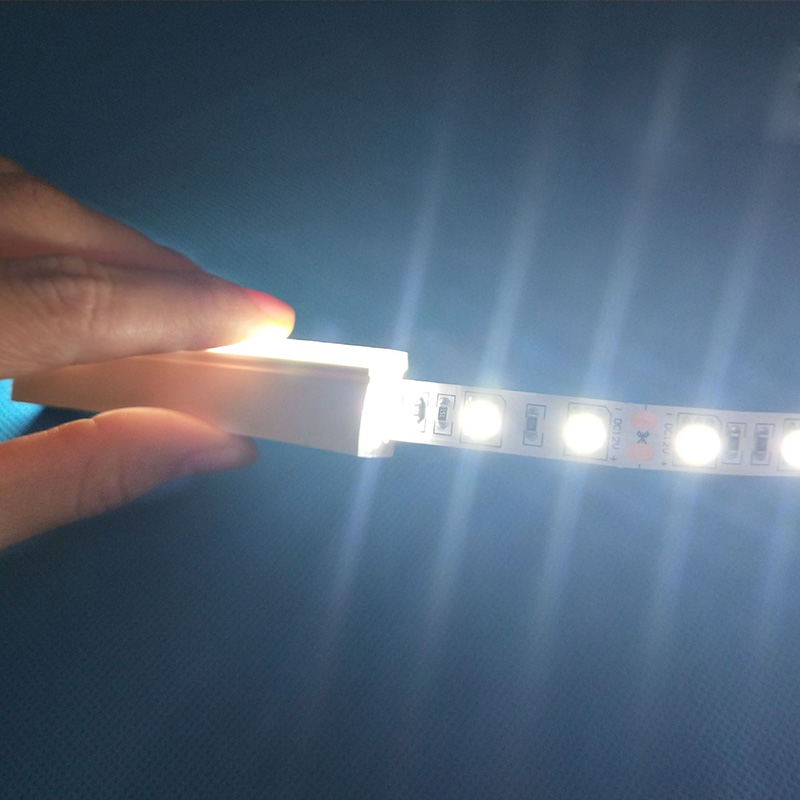 Silikon-LED-Streifen-Lichtkanal für 10 mm LED-Streifen – 10 x 18 mm, 180° dreiseitig emittierend Silikon-LED-Streifen-Lichtkanal für 10 mm LED-Streifen – 10 x 18 mm, 180° dreiseitig emittierend