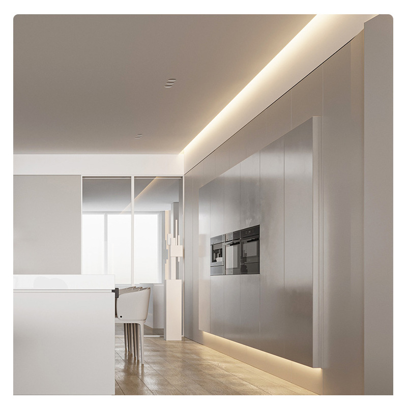 Bündig verputzte Decke, Hohlkehlleiste, LED-Streifen, abgewinkelte Wand aus Holz oder gefliesten Wänden Bündig verputzte Decke, Hohlkehlleiste, LED-Streifen, abgewinkelte Wand aus Holz oder gefliesten Wänden
