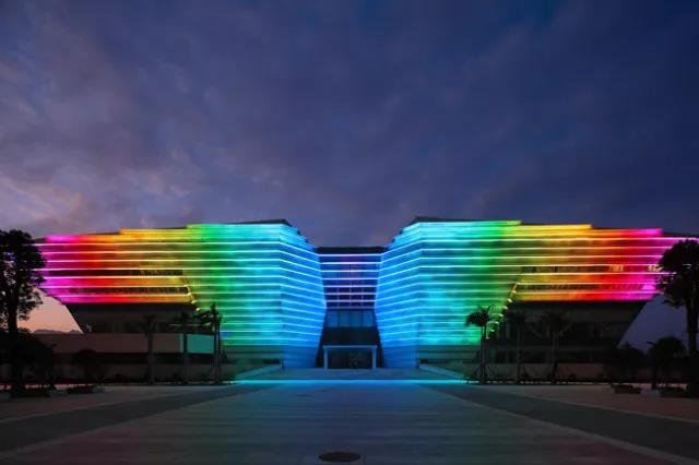 Colour-changing LED facade lighting on a modern building