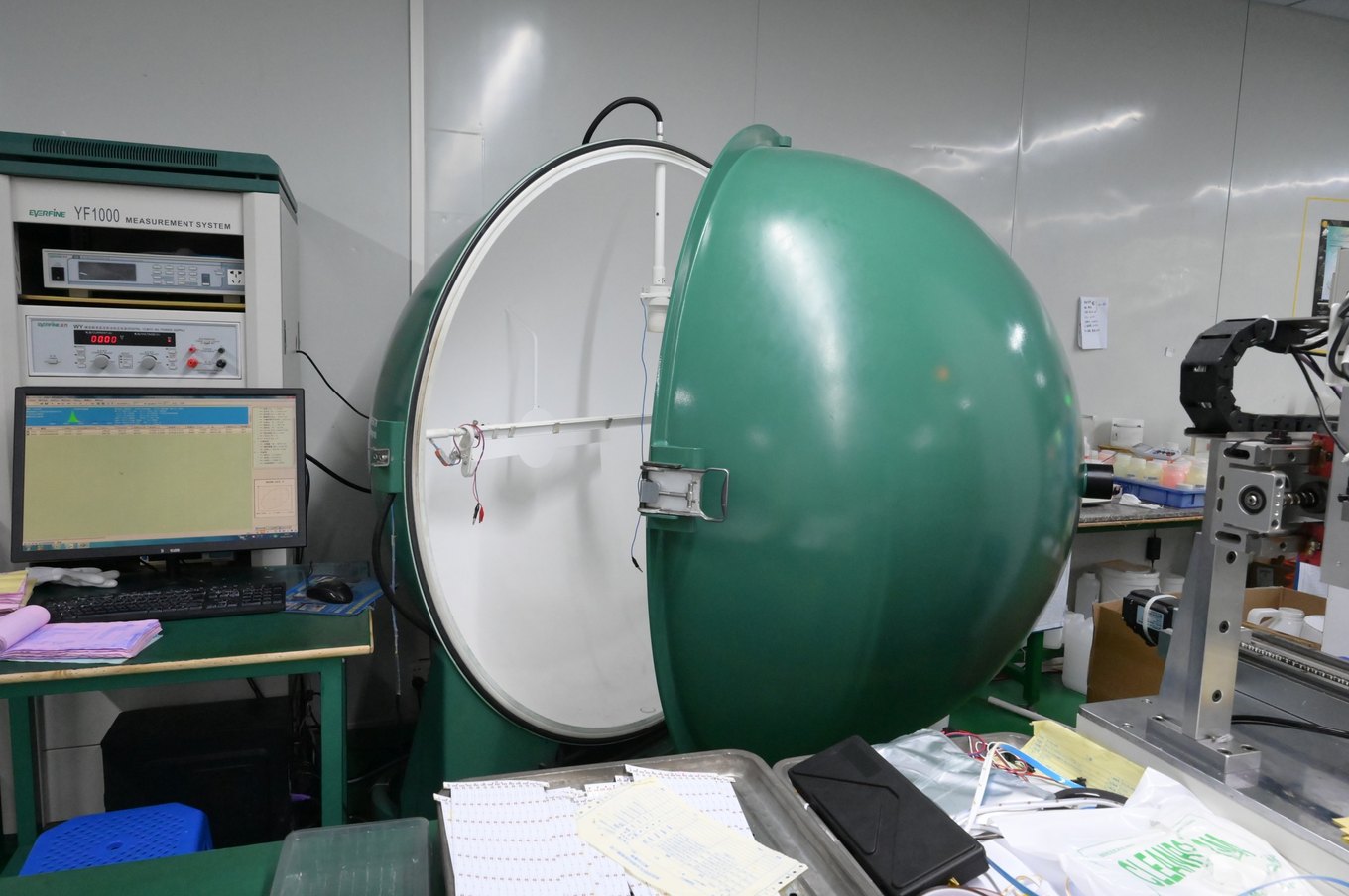 Integrating sphere colour test for LED strips