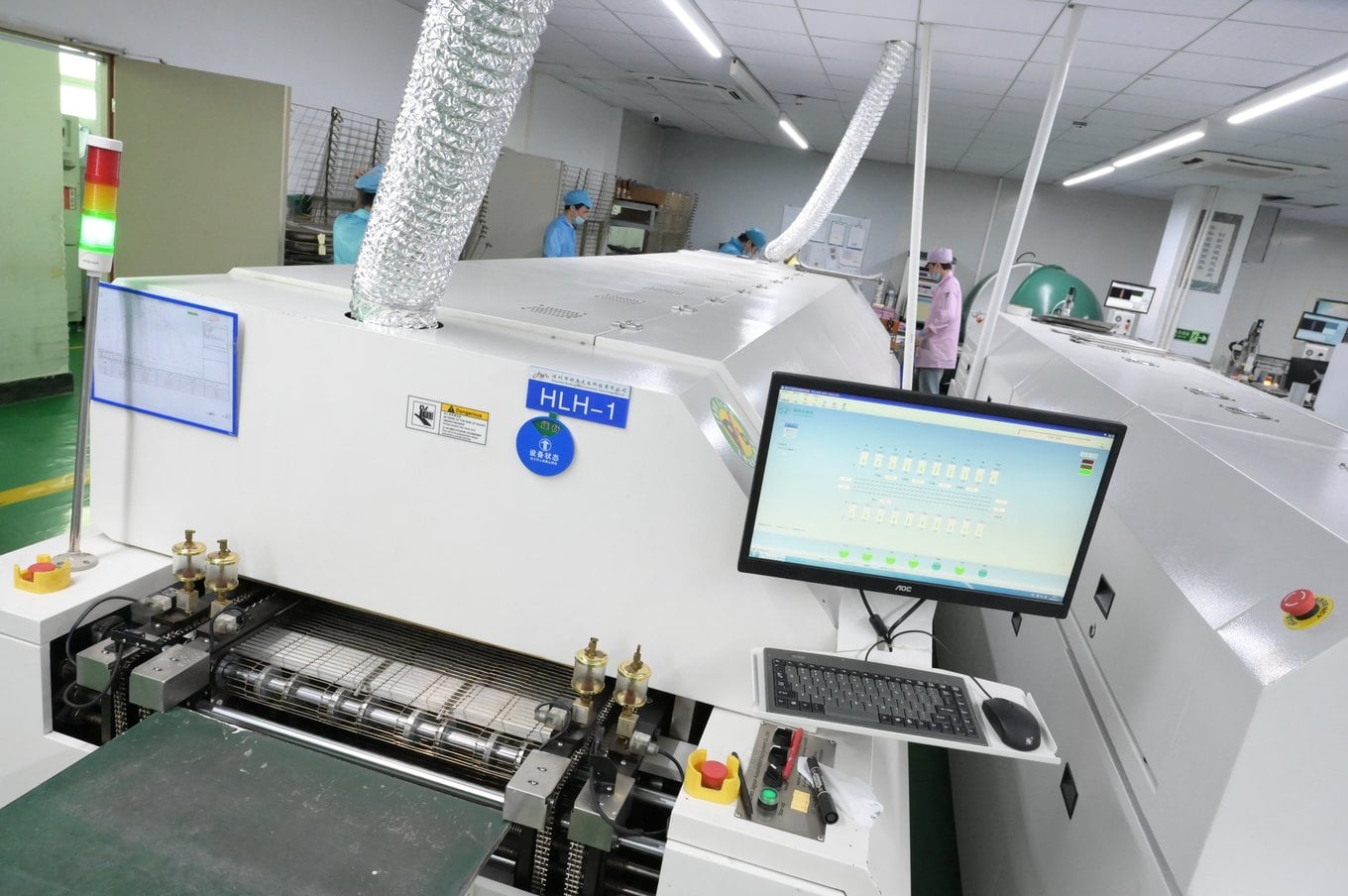 Reflow soldering oven with control monitor
