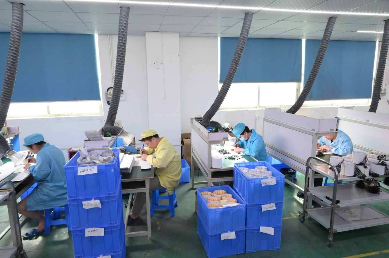 Manual soldering benches with fume extraction
