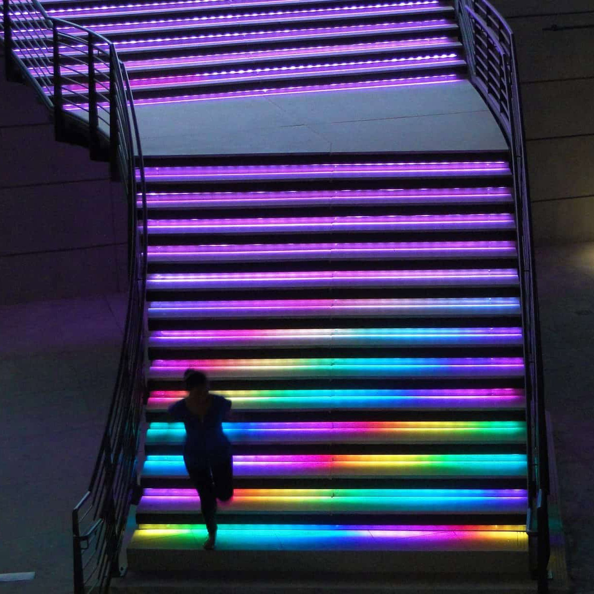 Sada vnitřních schodišťových světel pohybového senzoru – adresovatelné RGB zachycování barev – LED pásek s hliníkovým kanálem Sada vnitřních schodišťových světel pohybového senzoru – adresovatelné RGB zachycování barev – LED pásek s hliníkovým kanálem