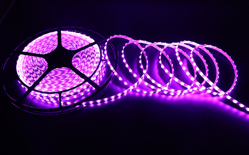 Difuzní reflexní čočka Fialový LED pásek Světelný efekt