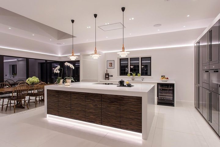 Ceiling or wall cove
